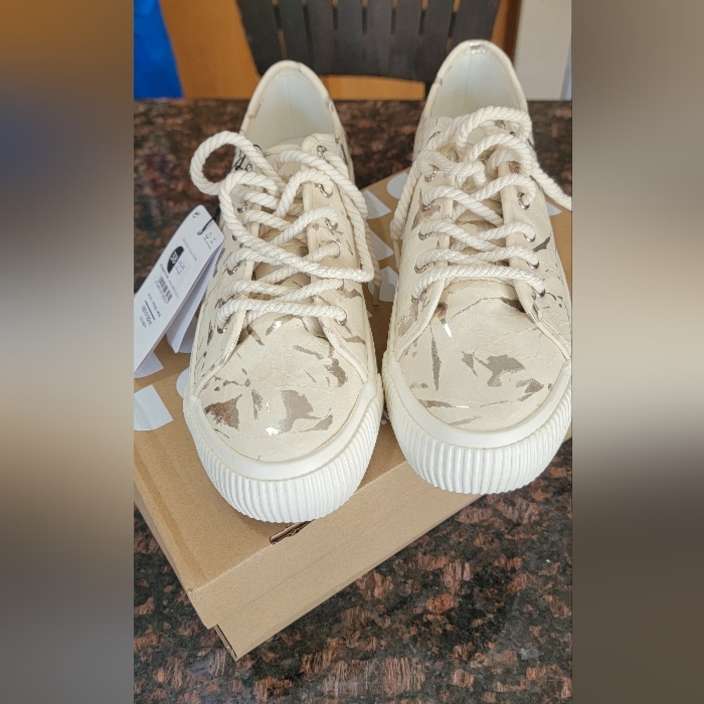 Desigual sneakers 7.5 brand new still in the original box. Very pretty  shoes.